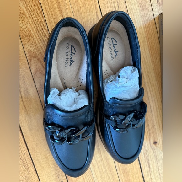 NWT Clarks Black Loafers with Glossy Chain Accent - Picture 8 of 16